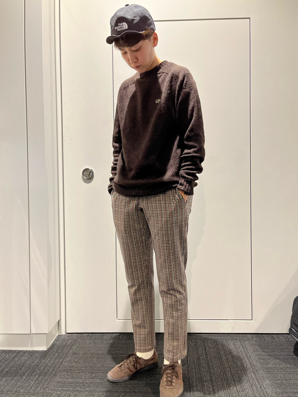 「秋冬、ニット、キャップ、チェックパンツ、スニーカー、茶色、ブラウン、Scye、GRAMICCI、adidas、THE NORTH FACE」｜「Scyeの＜Scye (サイ）＞クルーネック ニット ■■■（ニット/セーター、ブラウン系）」を使った、noriさん（メンズ・172cm）の冬コーディネートの1枚目の写真