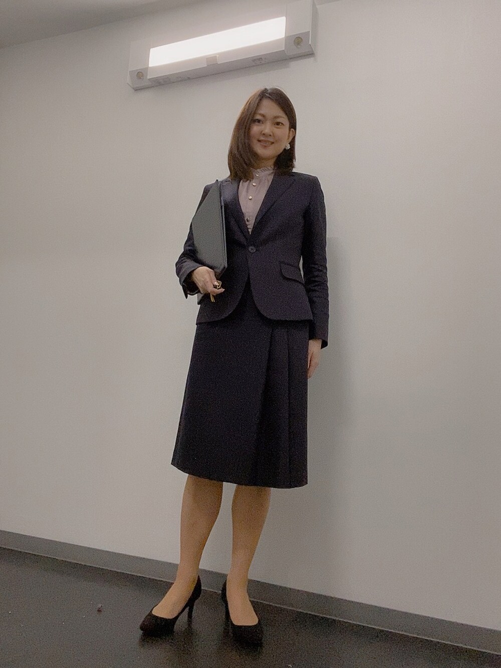 「フォーマル、しごとスタイル」｜「THE SUIT COMPANYのアイテム（スーツセット、ブラウン系）」を使った、玲央さん（レディース・160cm）の春コーディネートの1枚目の写真