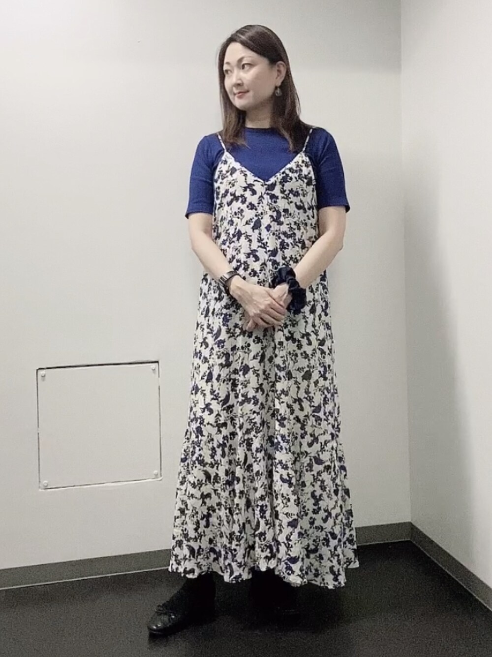 ブルー系のTシャツ/カットソー、ブルー系のワンピース、ブラック系のレインシューズを着用したレディースの秋コーディネートの1枚目の写真