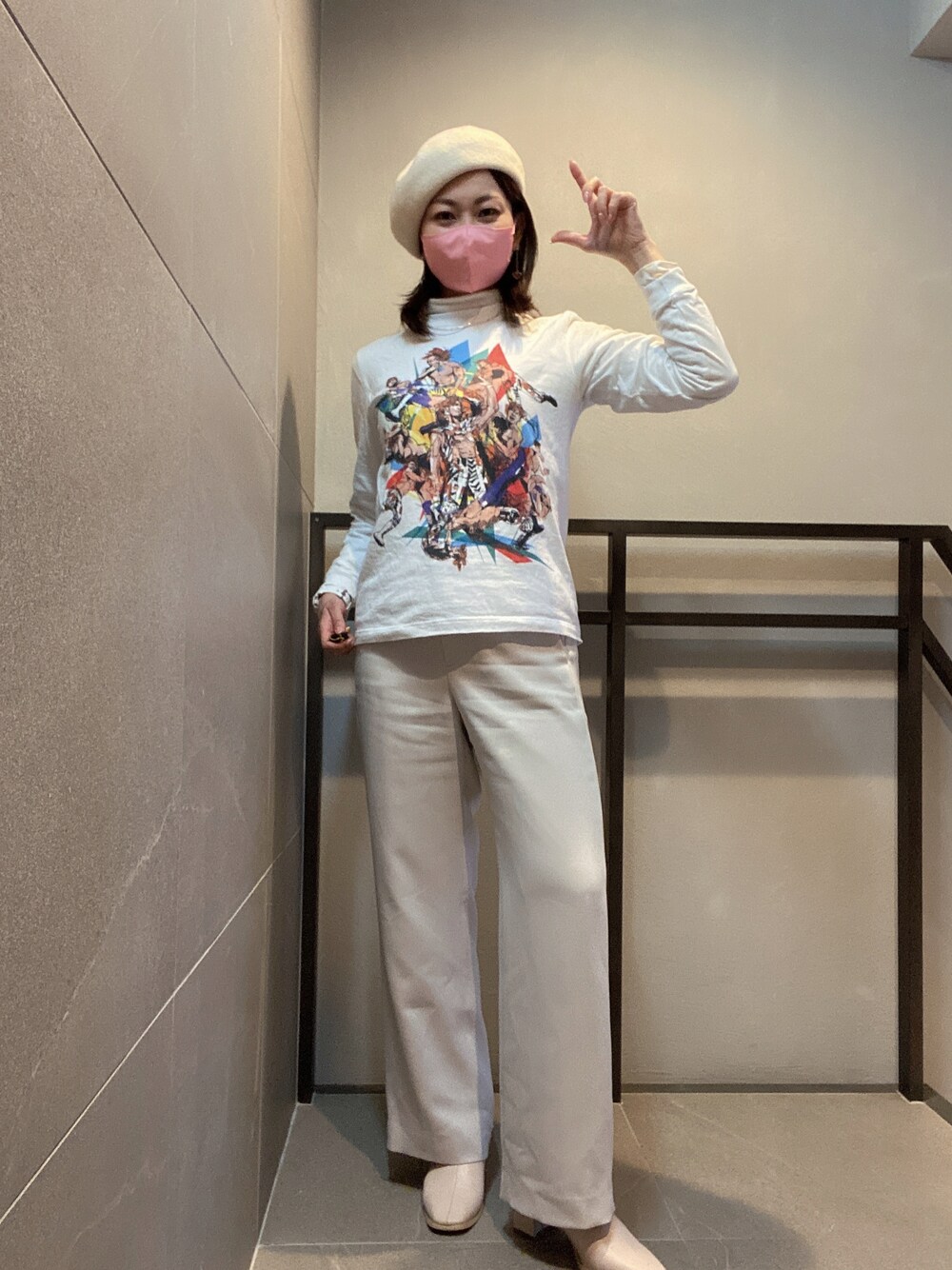 ホワイト系のTシャツ/カットソー、ホワイト系のパンツ、ホワイト系のブーツを着用したレディースの冬コーディネートの1枚目の写真