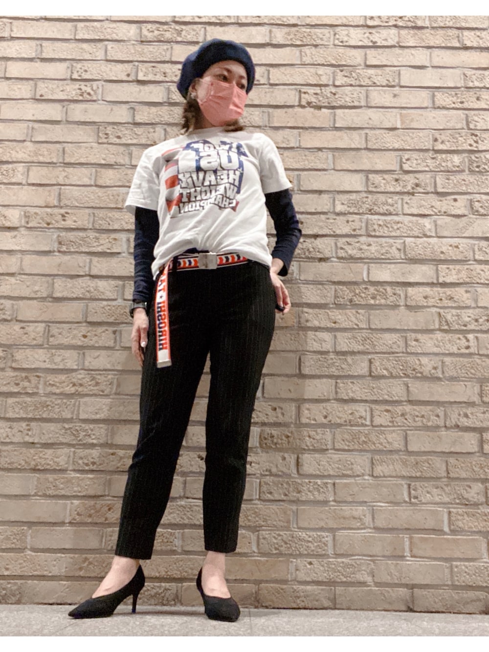 ホワイト系のTシャツ/カットソー、ブラック系のデニムパンツ、ブルー系のTシャツ/カットソーを着用したレディースの秋コーディネートの1枚目の写真