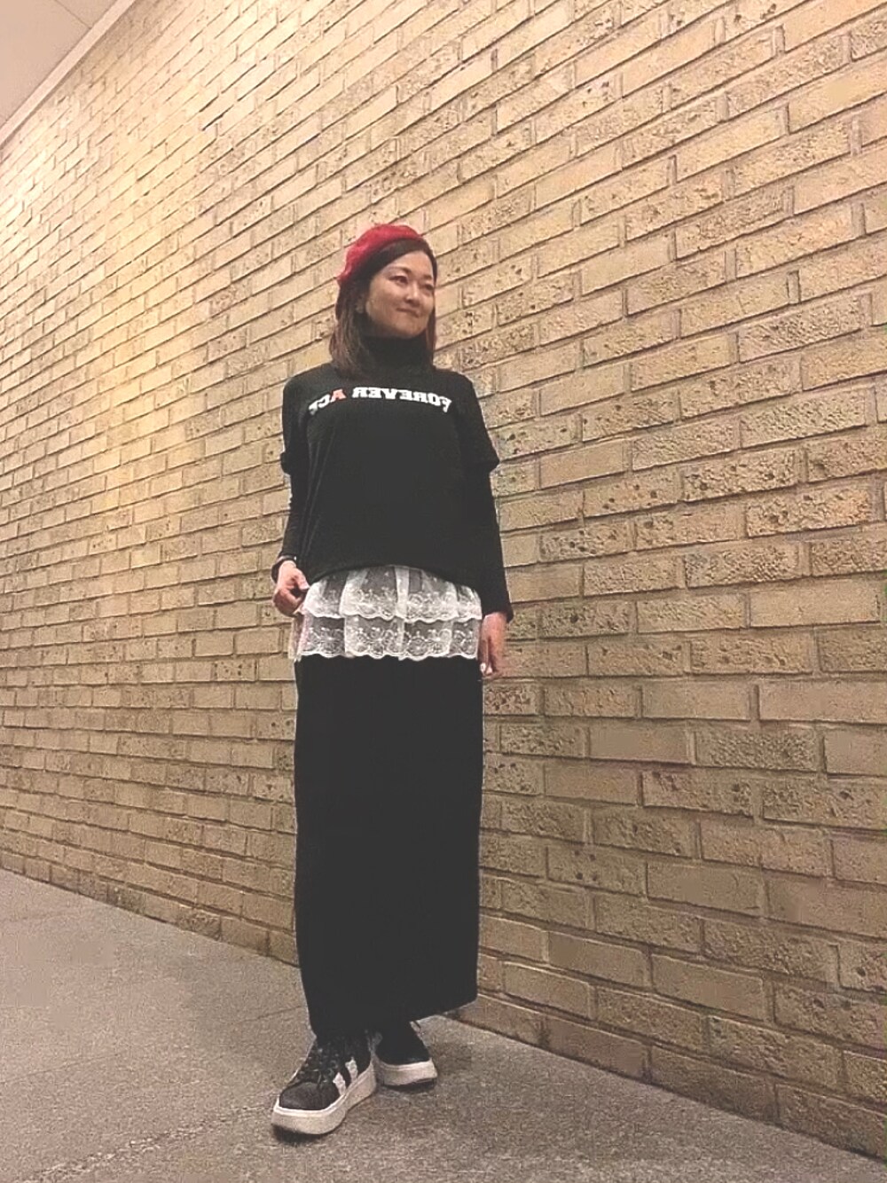 ブラック系のTシャツ/カットソー、その他のキャミソール、ブラック系のスカートを着用したレディースの冬コーディネートの1枚目の写真