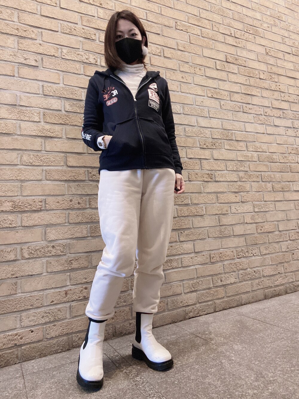 ブルー系のパーカー、ホワイト系のその他トップス、ホワイト系のスウェットパンツを着用したレディースの冬コーディネートの1枚目の写真