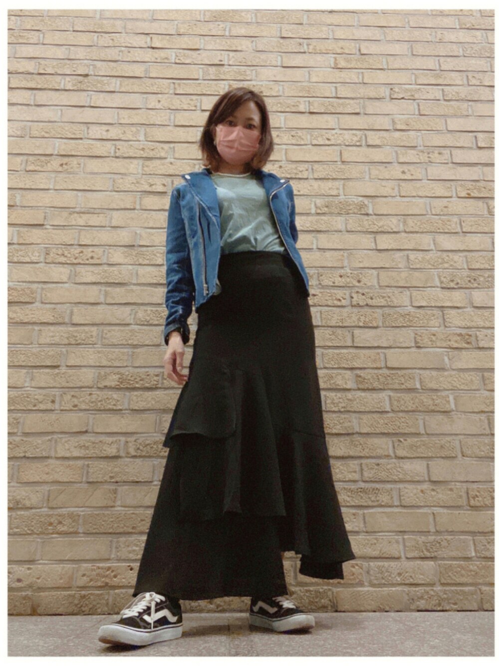「UNIQLO、ティアードスカート、PAGEBOY、スポーツ観戦、デニムライダース、観戦スタイル、プロレス観戦、ddtpro、M′deux」｜「PAGEBOYのリーフティアードスカート（スカート、ブラック系）」を使った、玲央さん（レディース・160cm）の秋コーディネートの1枚目の写真