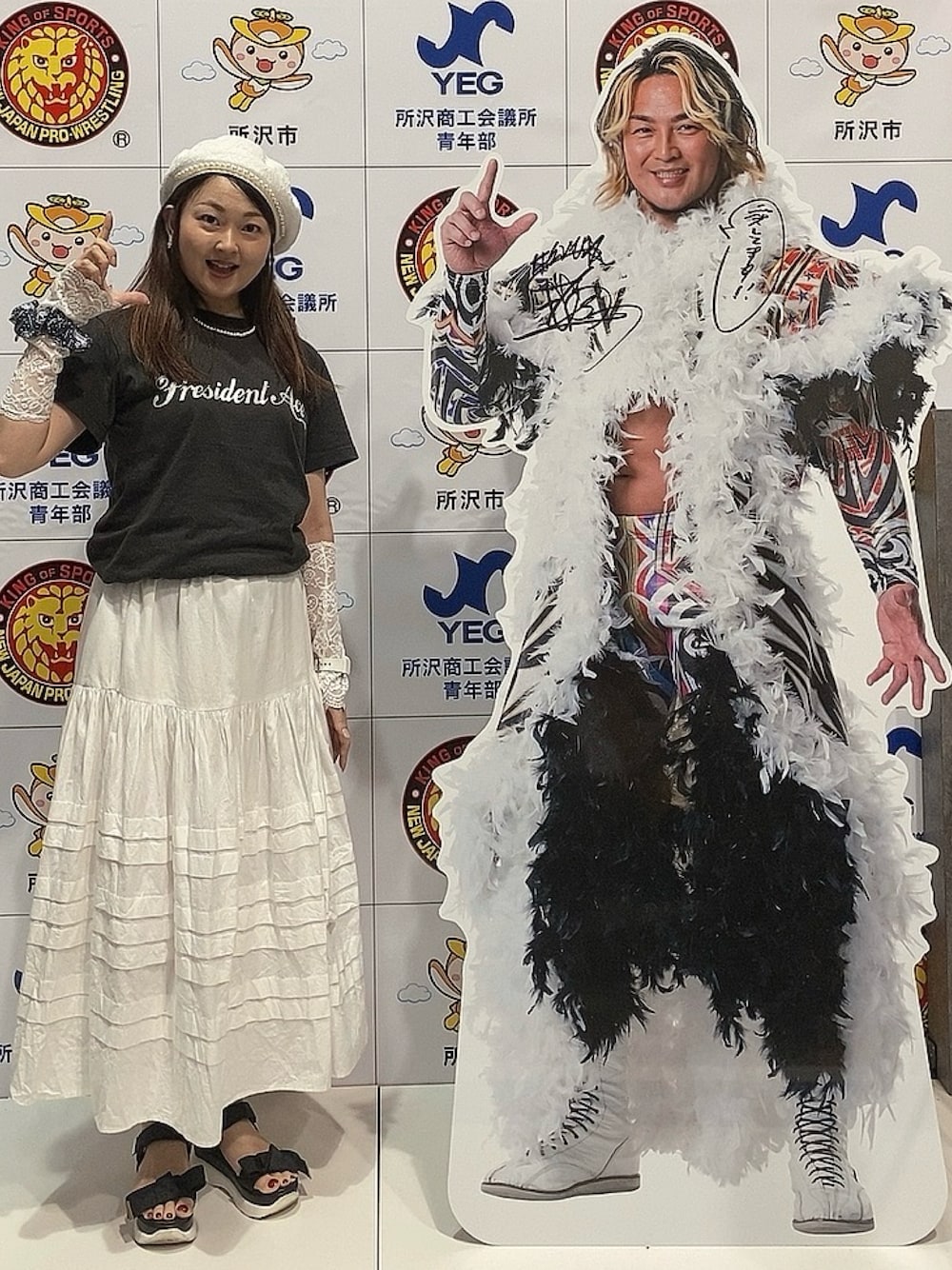 グレー系のTシャツ/カットソー、ホワイト系のスカート、ブラック系のベストを着用したレディースの夏コーディネートの1枚目の写真