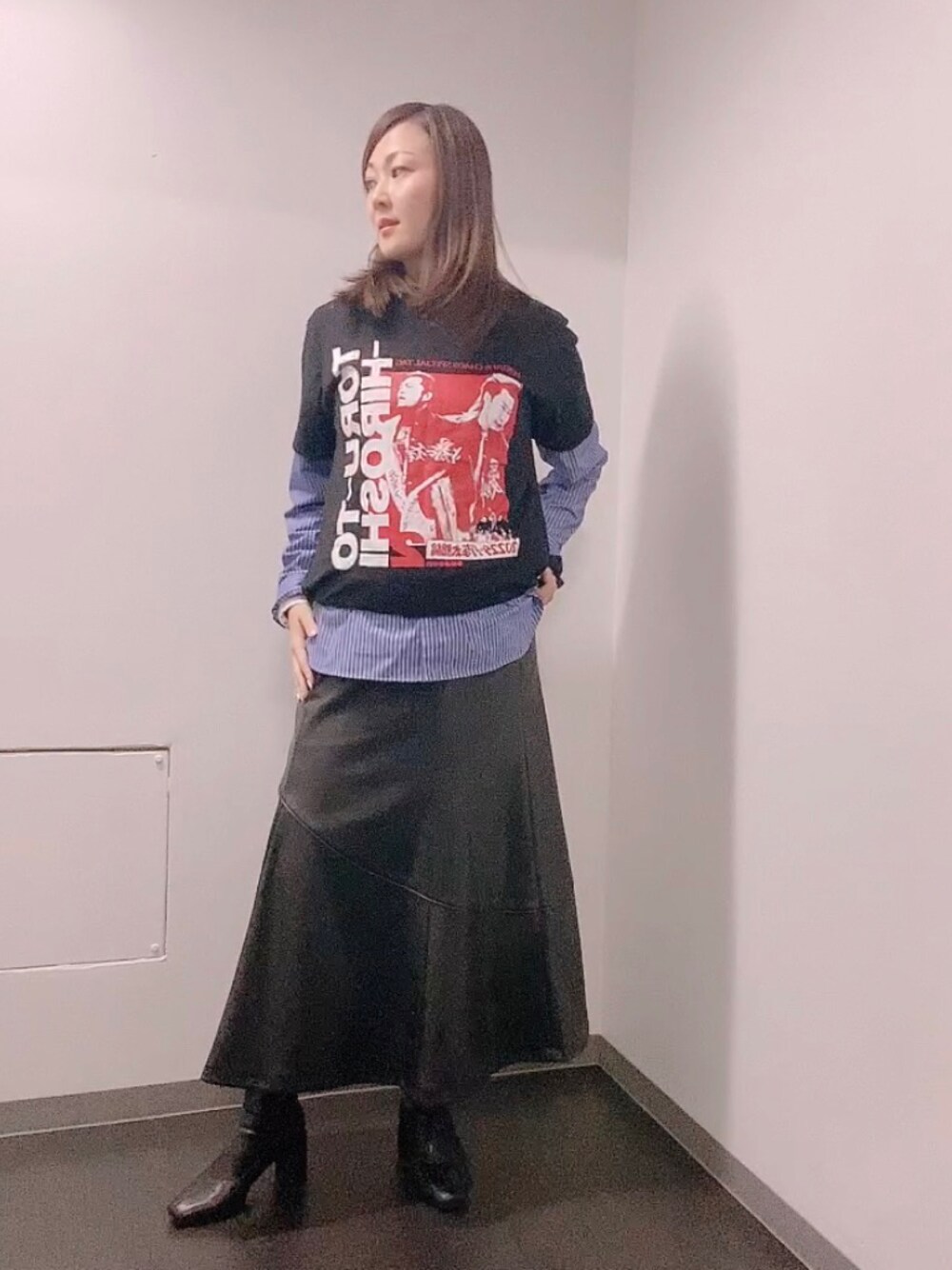 ブラック系のTシャツ/カットソー、ブルー系のシャツ/ブラウス、ブラック系のスカートを着用したレディースの冬コーディネートの1枚目の写真