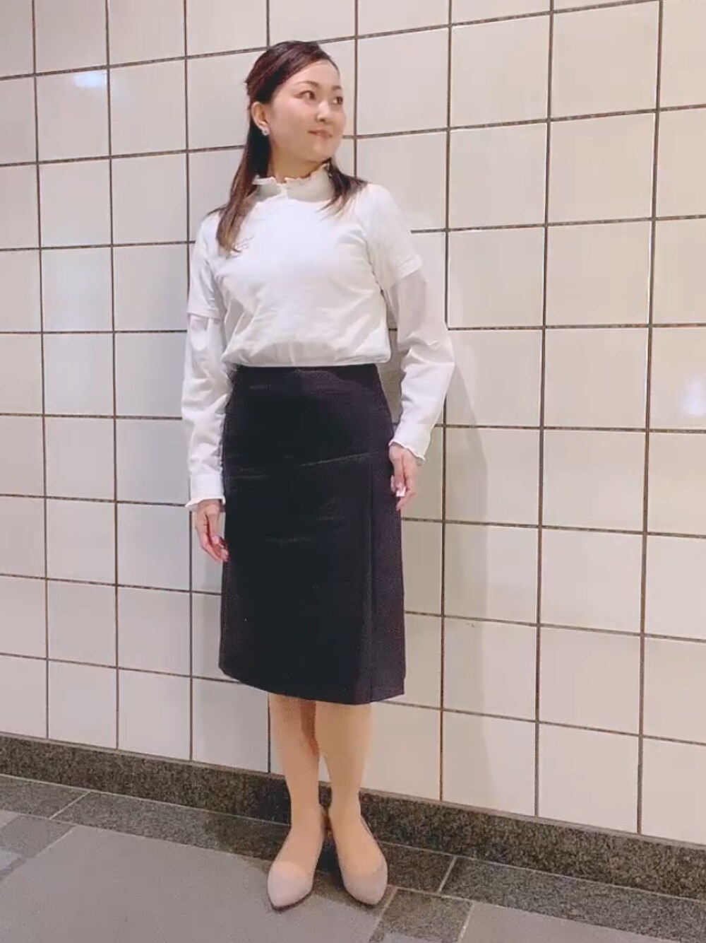 ホワイト系のTシャツ/カットソー、ブラウン系のスーツセット、ベージュ系のパンプスを着用したレディースの春コーディネートの1枚目の写真