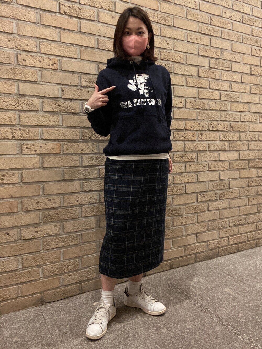 ブルー系のパーカー、ホワイト系のTシャツ/カットソー、ホワイト系のスニーカーを着用したレディースの春コーディネートの1枚目の写真