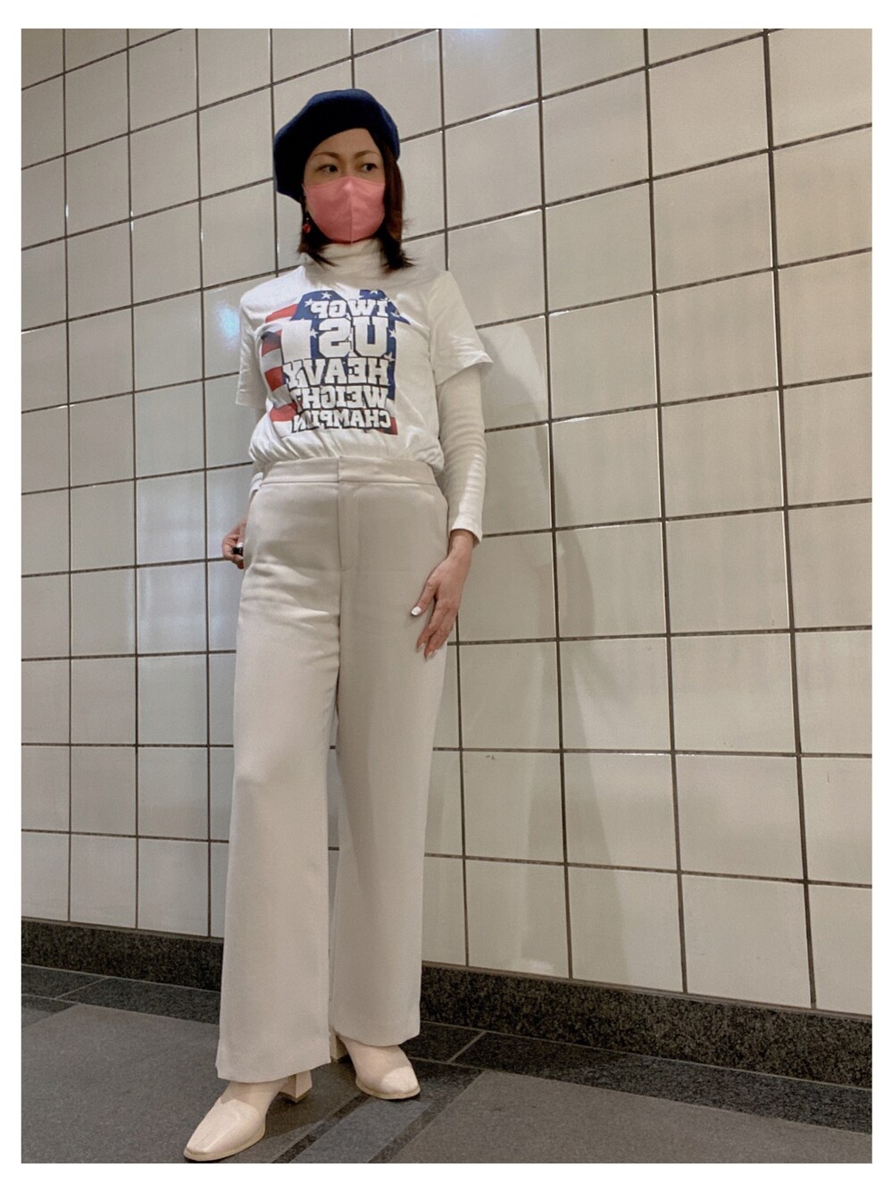 ホワイト系のTシャツ/カットソー、ホワイト系のパンツ、ホワイト系のブーツを着用したレディースの冬コーディネートの1枚目の写真