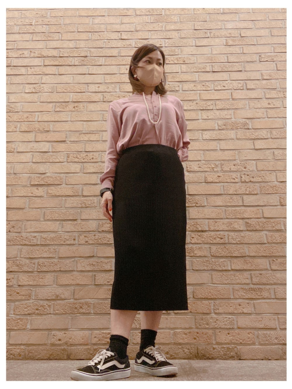 「アラフォー、スタンドカラーシャツ、タイトスカート×スニーカー、ブルベ冬、骨格ストレート」｜「UNIQLOのアイテム（シャツ/ブラウス、ピンク系）」を使った、玲央さん（レディース・160cm）の秋コーディネートの1枚目の写真