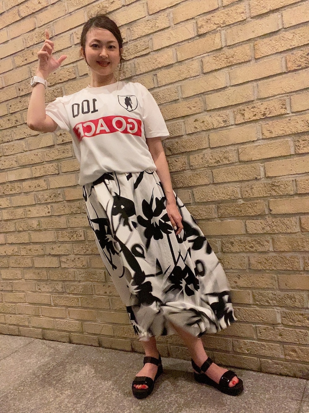ホワイト系のTシャツ/カットソー、ブラック系のワンピース、ブラック系のサンダルを着用したレディースの夏コーディネートの1枚目の写真