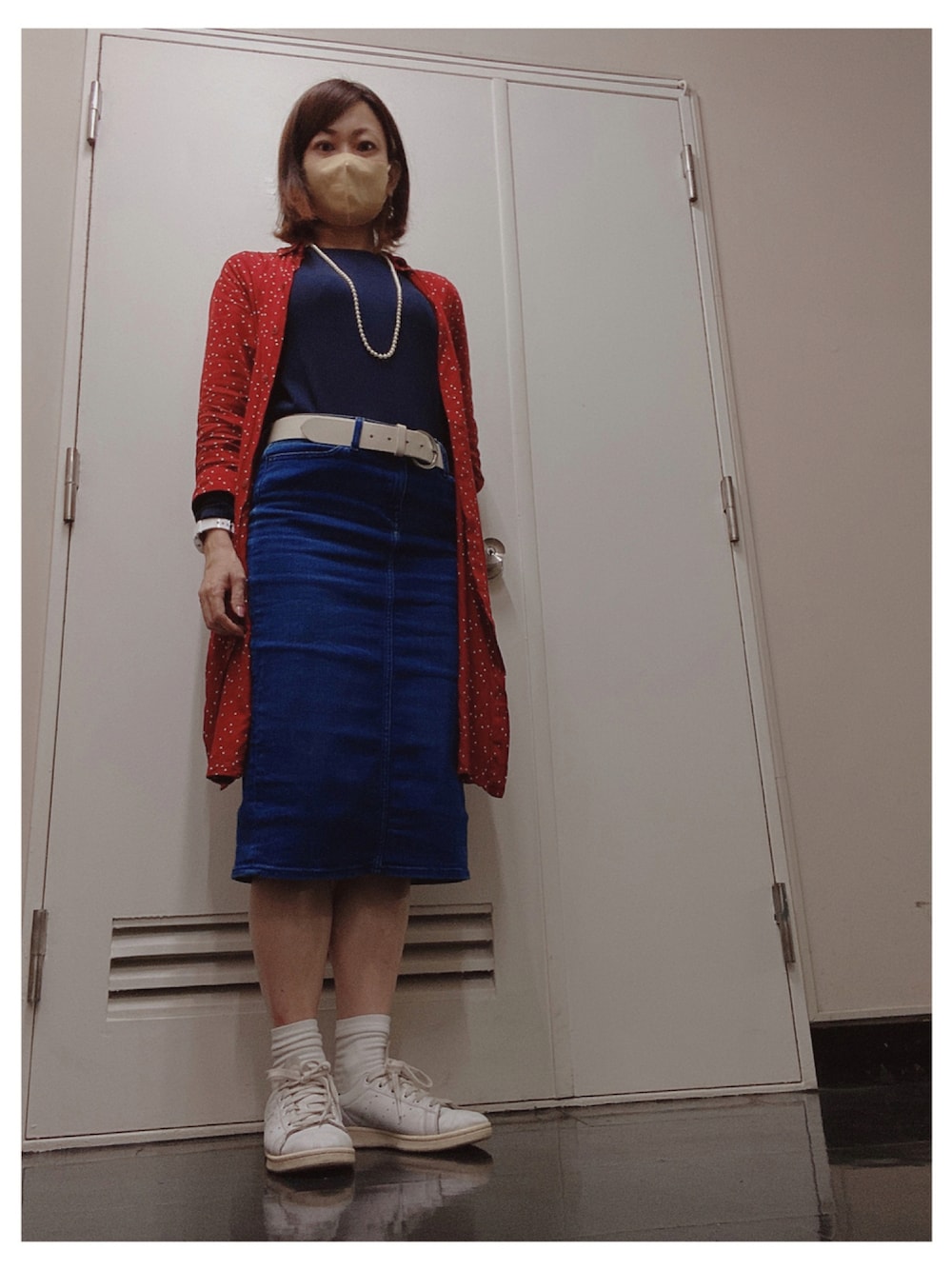 ブルー系のTシャツ/カットソー、ブルー系のデニムスカート、レッド系のシャツワンピースを着用したレディースの秋コーディネートの1枚目の写真