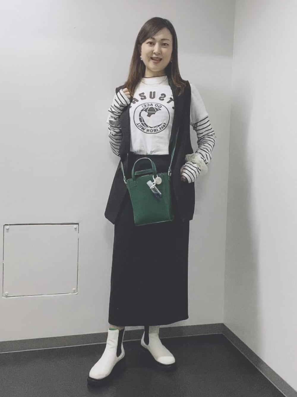 「逸材Tシャツ、棚橋Tシャツ、棚橋弘至、新日本プロレス、新日コーデ、棚橋コーデ、プロレスコーデ、プロレスTシャツ、アームウォーマー、テーラードベスト、カラーソックス、ファミマ靴下、柳橋唯、推しグッズ、推し活」｜「闘魂SHOP＋のサイズ160cm 3200円 2022年9月発売（Tシャツ/カットソー、ホワイト系）」を使った、玲央さん（レディース・160cm）の秋コーディネートの1枚目の写真