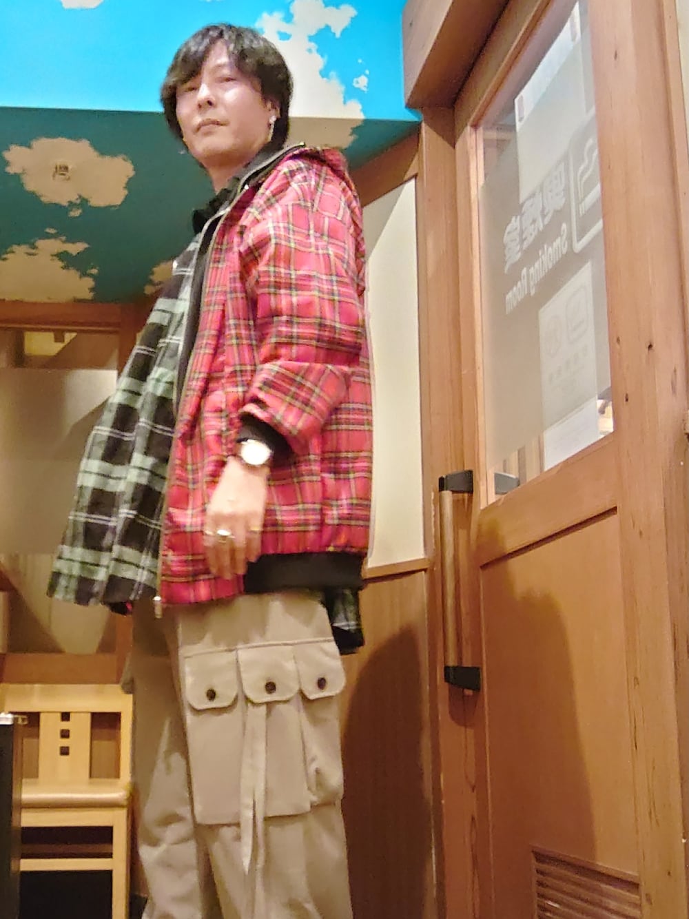 ベージュ系のトレンチコート、グレー系のカーゴパンツ、ブラック系のシャツ/ブラウスを着用したメンズの春コーディネートの4枚目の写真