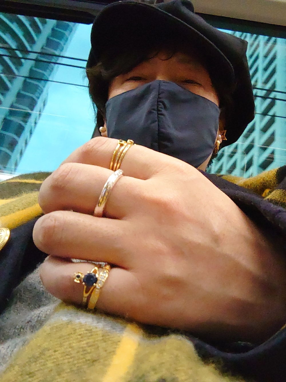 ブラック系のスニーカー、グレー系のその他パンツ、ブラック系のステンカラーコートを着用したメンズの冬コーディネートの4枚目の写真