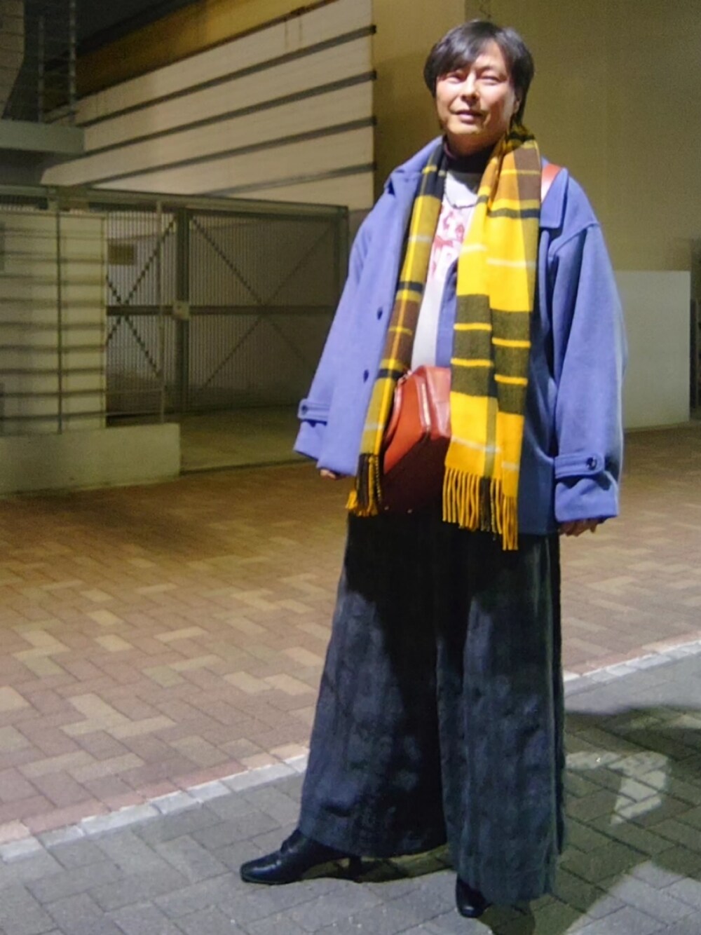 ブラック系のブーツ、グレー系のその他パンツ、ブルー系のステンカラーコートを着用したメンズの冬コーディネートの1枚目の写真