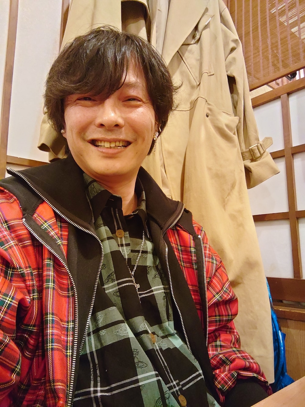 ベージュ系のトレンチコート、グレー系のカーゴパンツ、ブラック系のシャツ/ブラウスを着用したメンズの春コーディネートの3枚目の写真