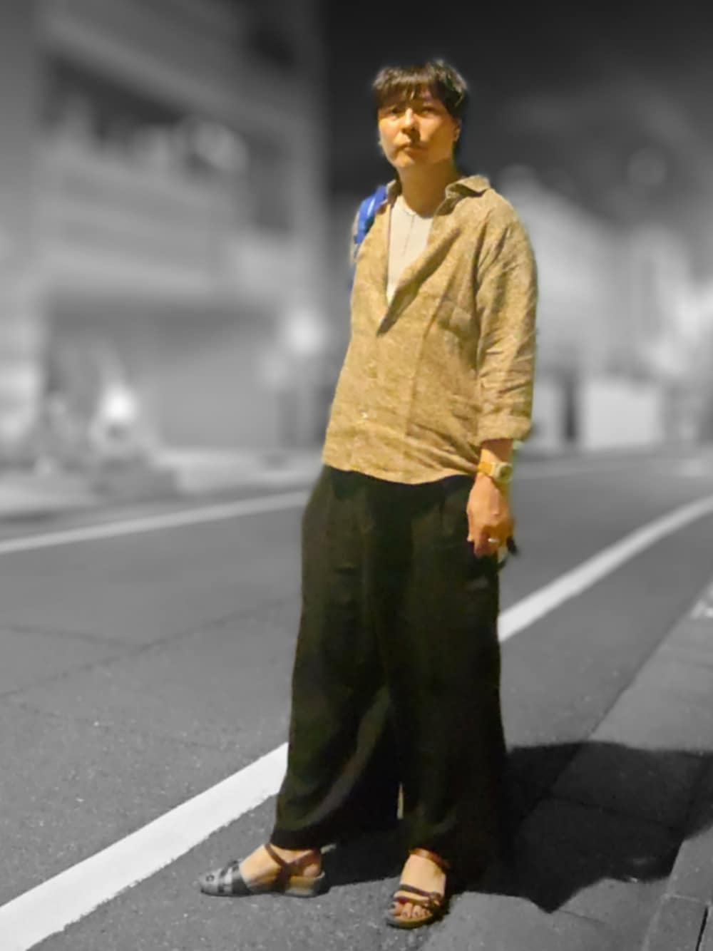 グレー系のデニムパンツを着用したメンズの秋コーディネートの1枚目の写真