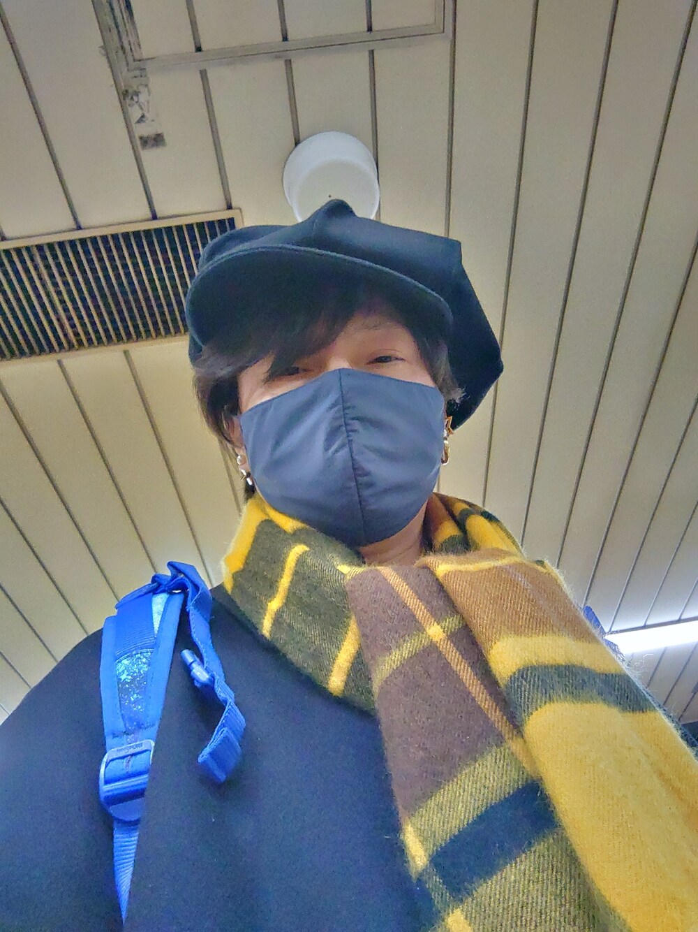 ブラック系のスニーカー、グレー系のその他パンツ、ブラック系のステンカラーコートを着用したメンズの冬コーディネートの3枚目の写真