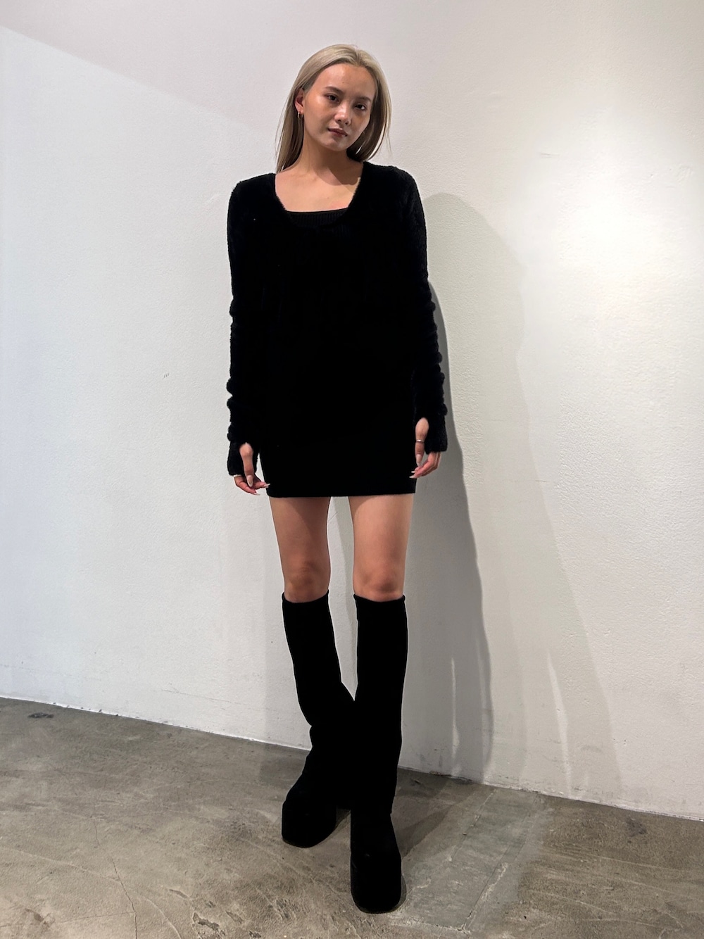 「EMODA、EMODASTAFF、カジュアル、カジュアルコーデ、カジュアルストリート、ワンピーススタイル、ワンピ、ワンピースコーデ、ワンピース、冬コーデ」｜「EMODAのシャギー2ピースミニワンピース（ワンピース、ブラック系）」を使った、濱田 萌衣(EMODA)さん（骨格ストレート・レディース・162cm）の冬コーディネートの1枚目の写真