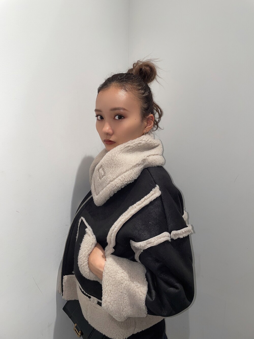 「EMODA、秋トレンド2021、アウター、ムートンブーツ」｜「EMODAのショートフェイクムートンブルゾン（ムートンコート、その他）」を使った、濱田 萌衣(EMODA)さん（レディース・162cm）の秋コーディネートの1枚目の写真
