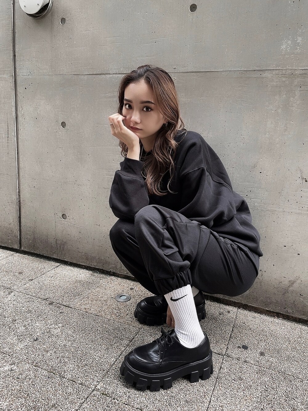 「EMODA」｜「EMODAのアイテム（スウェットパンツ、ブラック系）」を使った、濱田 萌衣(EMODA)さん（レディース・162cm）の秋コーディネートの1枚目の写真