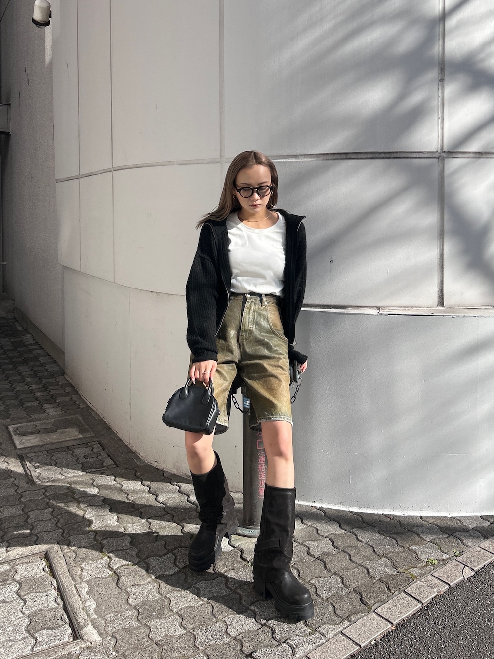 「ハーフデニム、ハーフデニムパンツ、カーディガン、ブーツ、ブーツスタイル、EMODA、EMODASTAFF」｜「EMODAのヴィンテージライクデニムハーフパンツ（デニムパンツ、ブラウン系）」を使った、濱田 萌衣(EMODA)さん（骨格ストレート・レディース・162cm）の冬コーディネートの1枚目の写真