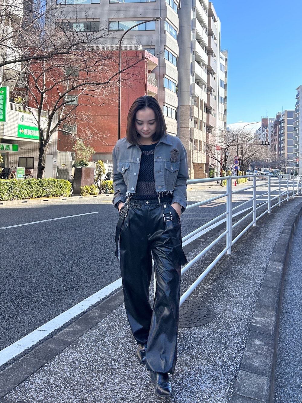 デニムジャケットを使った「レザーパンツ」のレディース人気