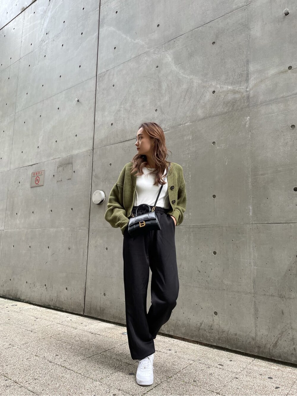 ホワイト系のTシャツ/カットソー、ベージュ系のカーディガン/ボレロ、ブラック系のその他パンツを着用したレディースの秋コーディネートの1枚目の写真
