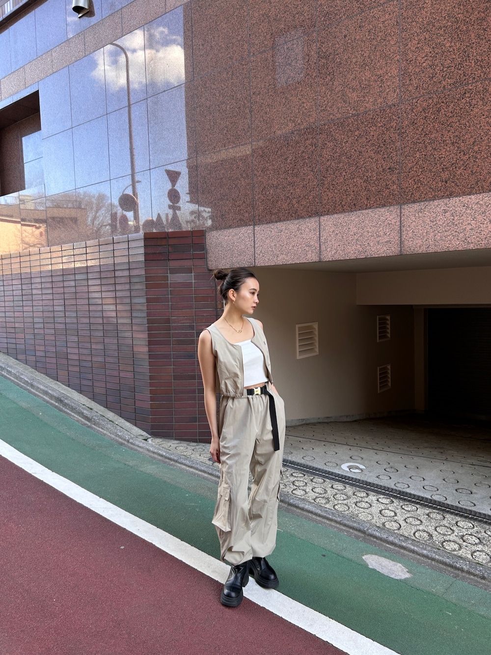ベージュ系のタンクトップ、ベージュ系のカーゴパンツを着用したレディースの春コーディネートの1枚目の写真