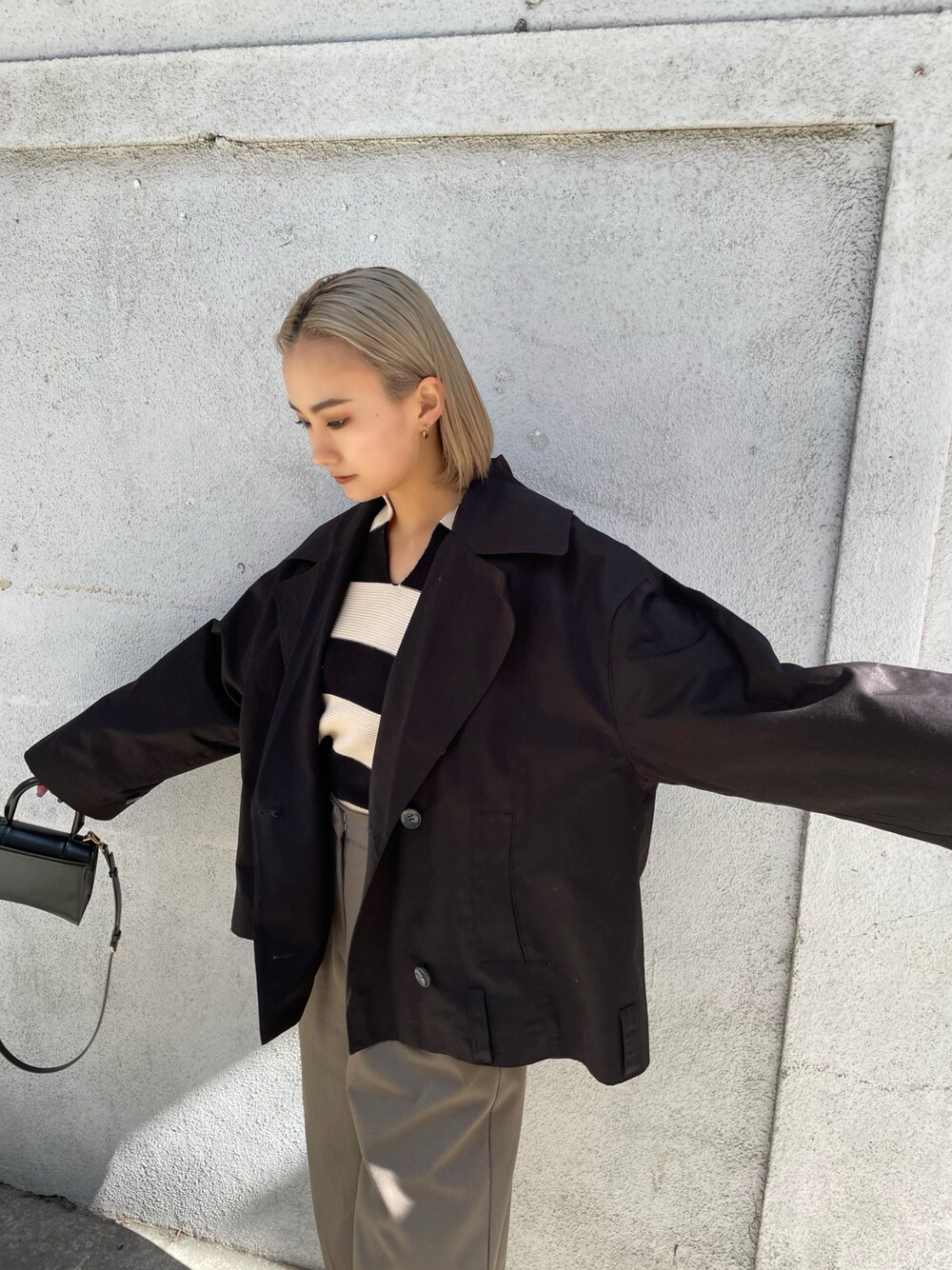 「EMODA」｜「EMODAのワイドショートトレンチコート（トレンチコート、ブラック系）」を使った、濱田 萌衣(EMODA)さん（レディース・162cm）の春コーディネートの1枚目の写真