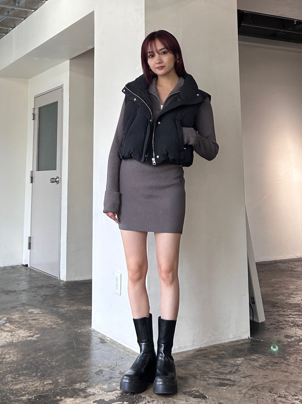 「EMODA、ダウンベスト、ワンピース、ワンピーススタイル、サイドゴアブーツ、ショートブーツ」｜「EMODAのHALF ZIP KNIT OP（ワンピース、グレー系）」を使った、濱田 萌衣(EMODA)さん（レディース・162cm）の秋コーディネートの1枚目の写真