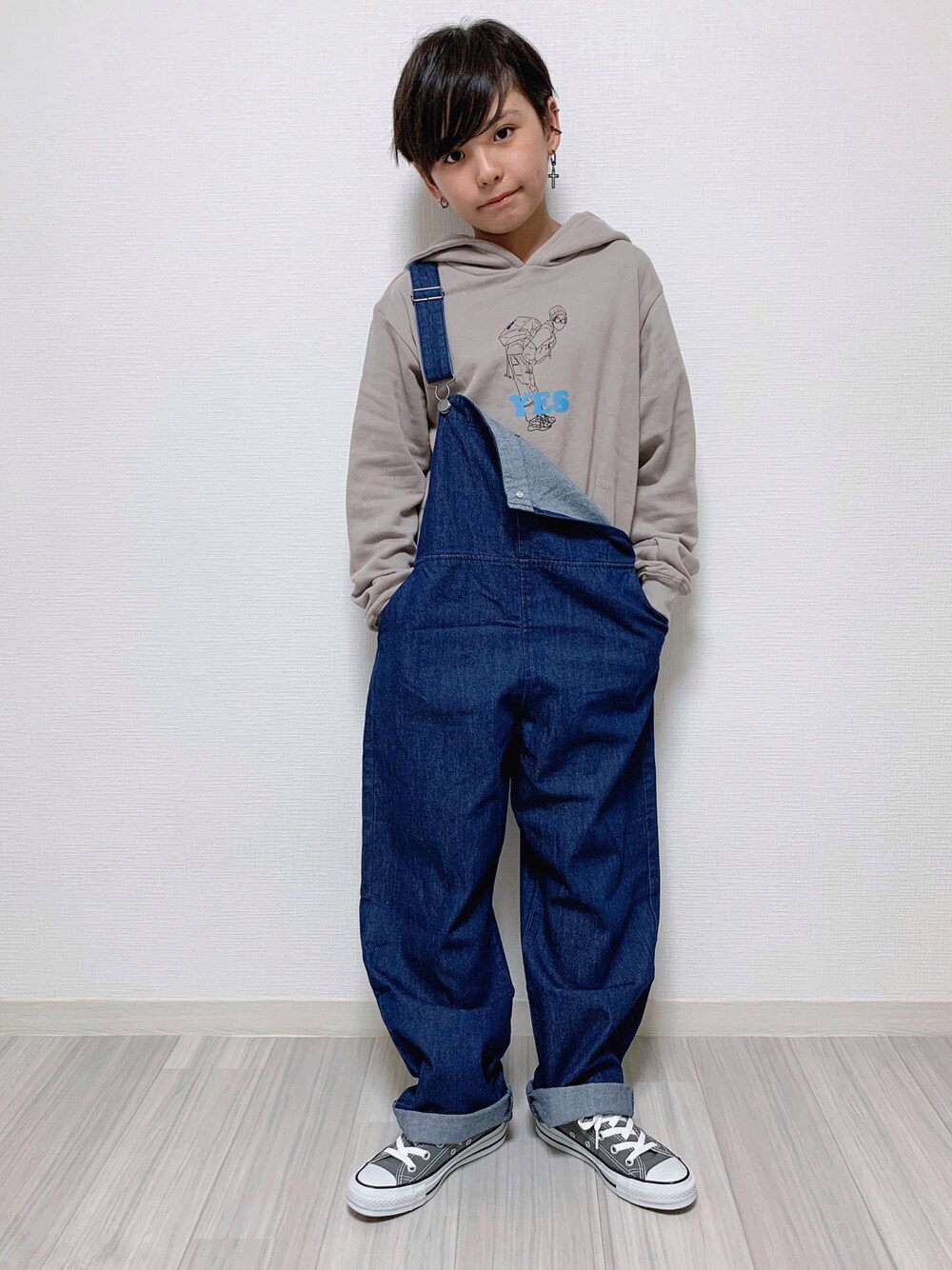 ブルー系のサロペット/オーバーオール、その他のパーカー、グレー系のスニーカーを着用したキッズの秋コーディネートの1枚目の写真