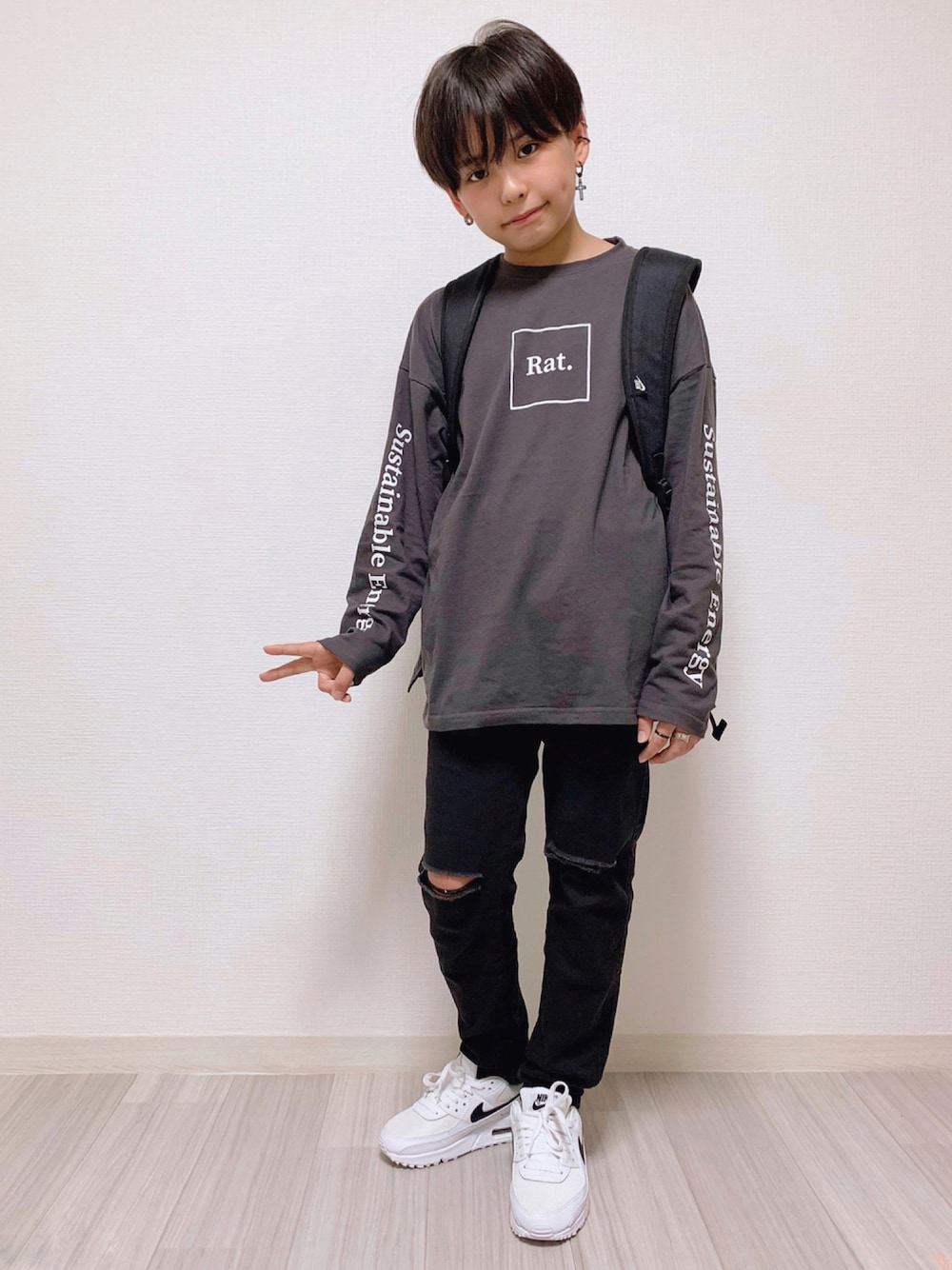 グレー系のTシャツ/カットソー、ブラック系のその他パンツ、ホワイト系のスニーカーを着用したキッズの秋コーディネートの1枚目の写真