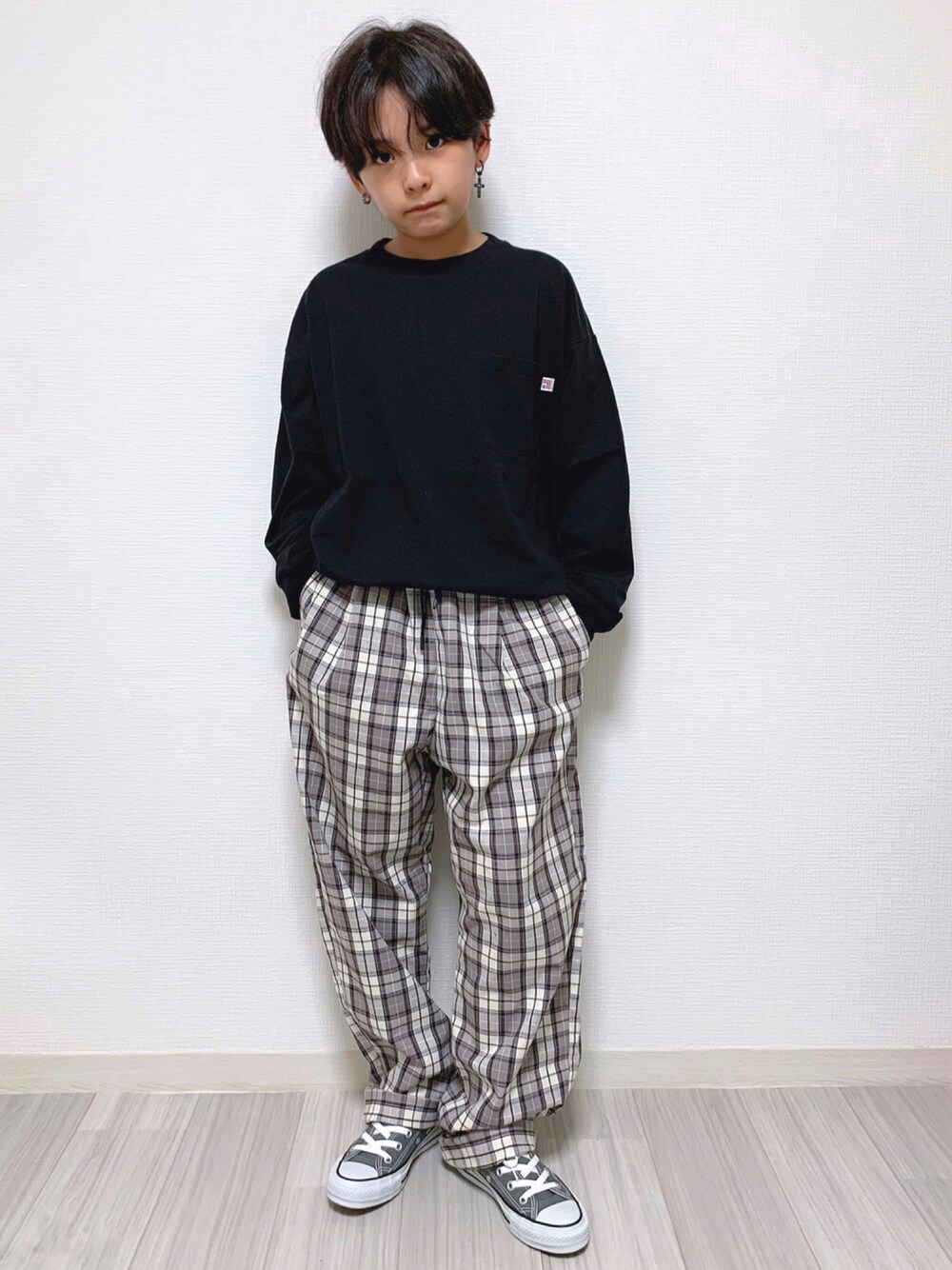 ブラック系のTシャツ/カットソー、ブラウン系のその他パンツ、グレー系のスニーカーを着用したキッズの秋コーディネートの1枚目の写真