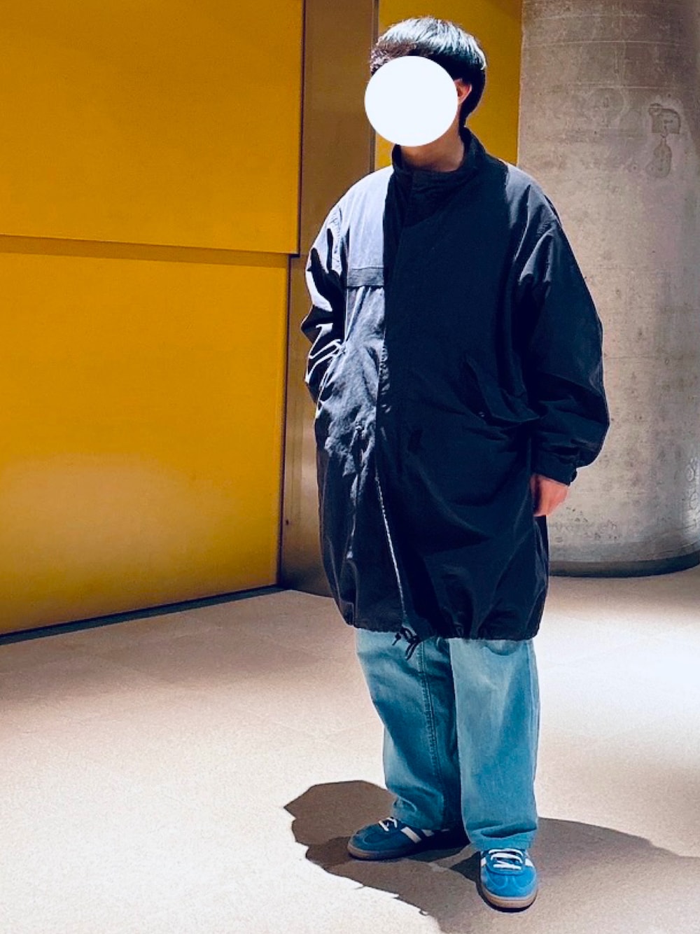 「冬アウター、冬、最近のいい感じコーデ、冬コーデ、デニム、デニムパンツ、モッズコート、BEAMS、M65、シンプル、シンプルコーデ、アディダス、adidas、スニーカー、ブルー」｜「BEAMS HEARTのBEAMS HEART / 3WAY ビッグシルエット モッズコート（モッズコート、ブラック系）」を使った、よっちーさん（メンズ・165cm）の秋コーディネートの1枚目の写真