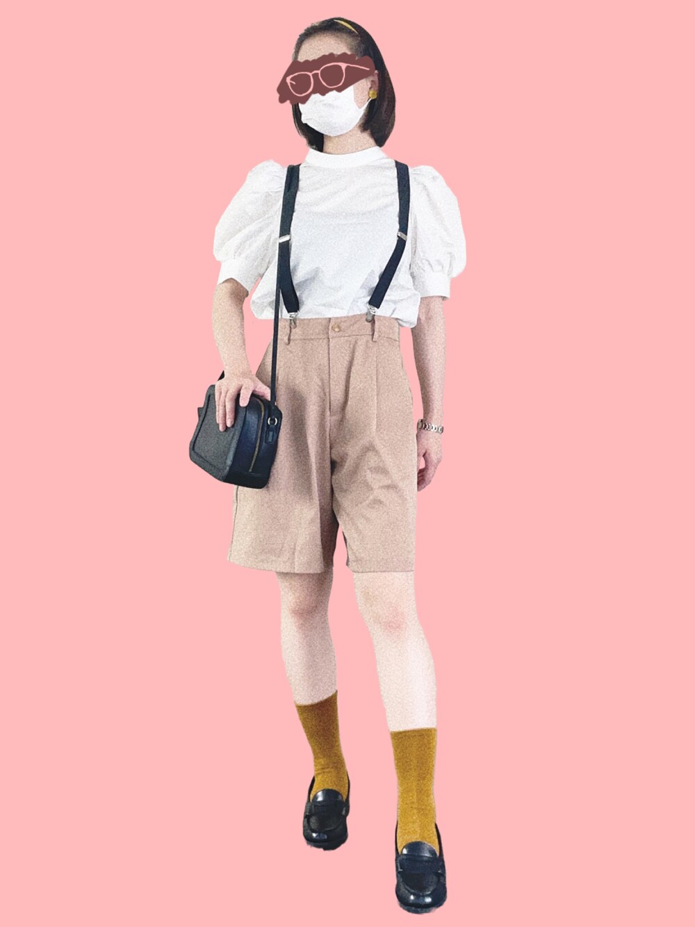 ベージュ系のチノパンツ、ホワイト系のシャツ/ブラウス、ブラック系のローファーを着用したレディースの秋コーディネートの1枚目の写真
