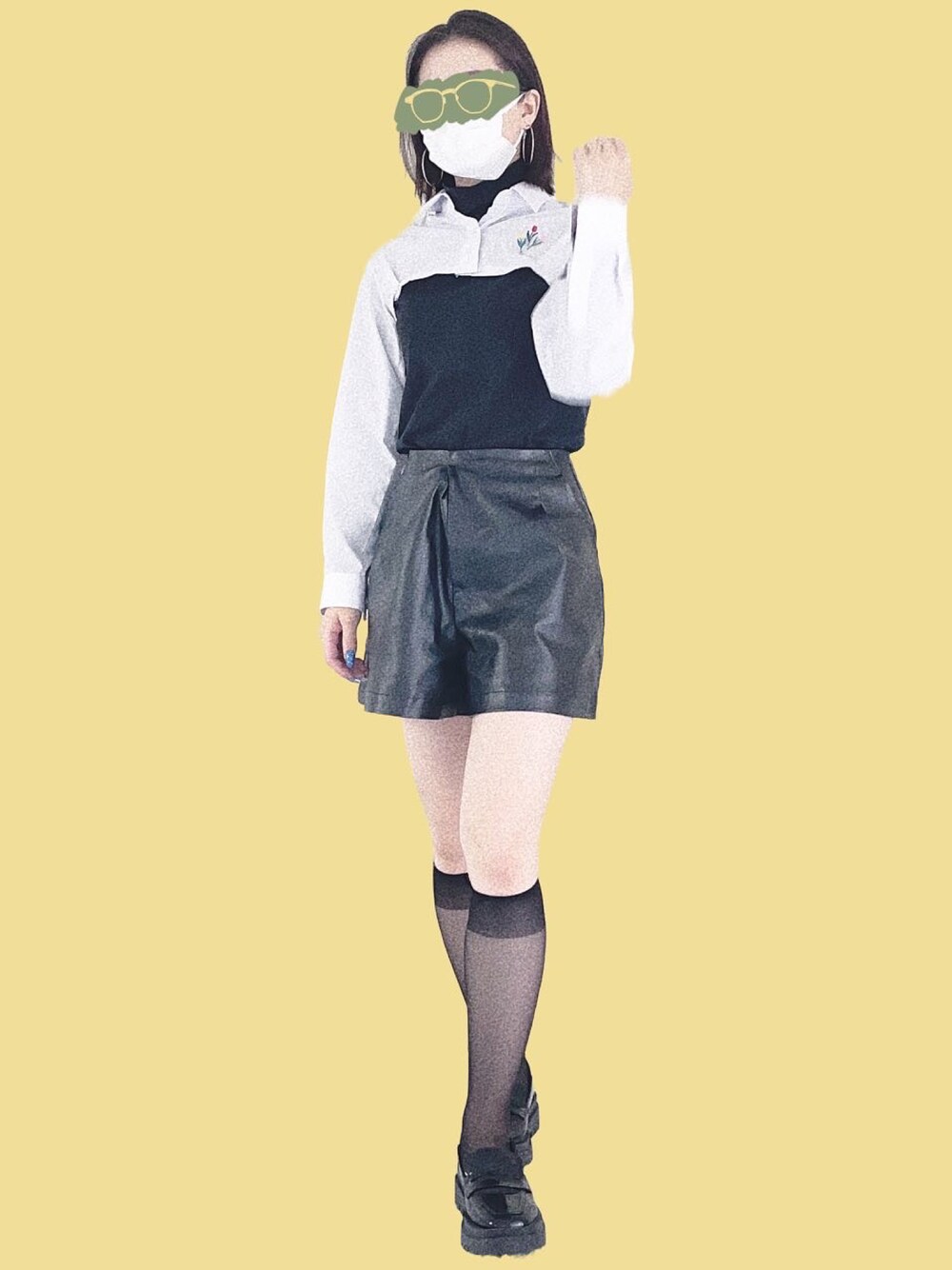 ブラック系のTシャツ/カットソー、ブラック系のその他パンツ、ブラック系のローファーを着用したレディースの秋コーディネートの1枚目の写真