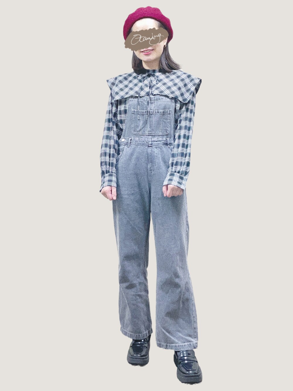 ブラック系のシャツ/ブラウス、ブラック系のサロペット/オーバーオール、ブラック系のローファーを着用したレディースの春コーディネートの1枚目の写真