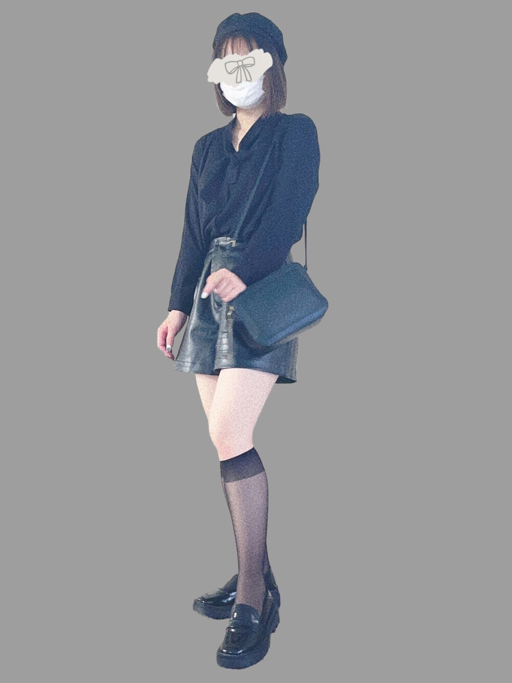 ブラック系のシャツ/ブラウス、ブラック系のショルダーバッグ、ブラック系のその他パンツを着用したレディースの秋コーディネートの1枚目の写真