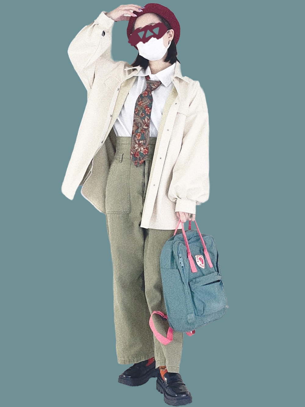 ブルー系のバックパック/リュック、ブラック系のローファー、ベージュ系のブルゾンを着用したレディースの秋コーディネートの1枚目の写真