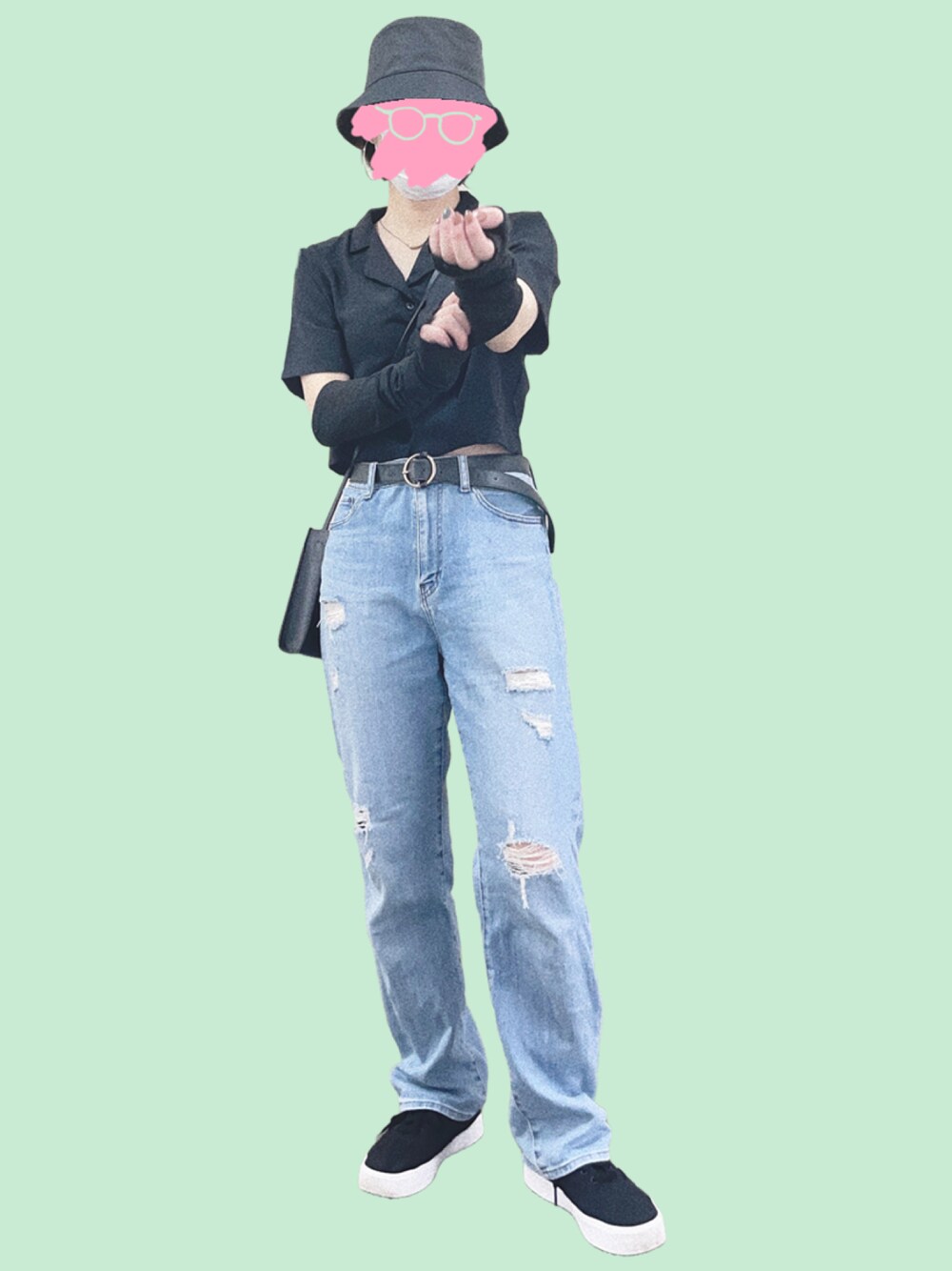 ブラック系のシャツ/ブラウス、ブルー系のデニムパンツ、ブラック系のスニーカーを着用したレディースの夏コーディネートの1枚目の写真