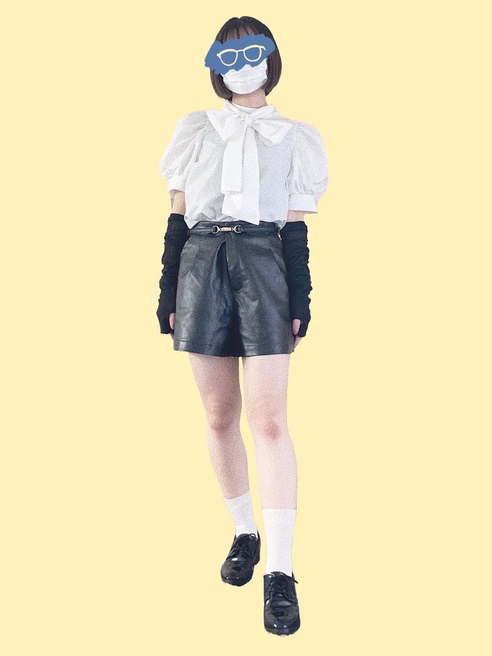 ブラック系のその他パンツ、ブラック系のドレスシューズ、ホワイト系のショルダーバッグを着用したレディースの夏コーディネートの1枚目の写真