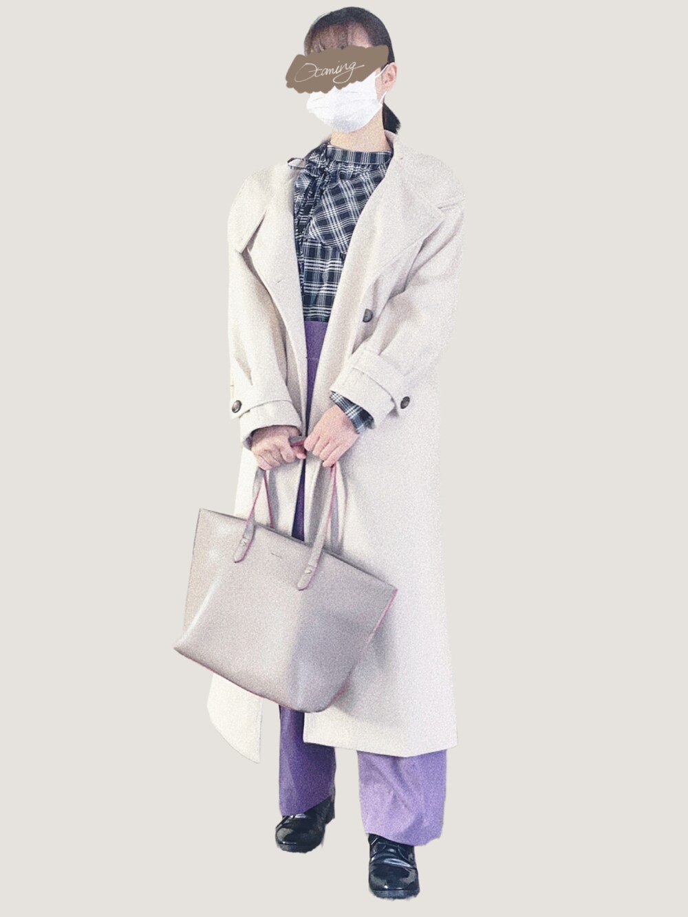 ブラック系のシャツ/ブラウス、ホワイト系のその他アウター、ブラック系のドレスシューズを着用したレディースの冬コーディネートの1枚目の写真