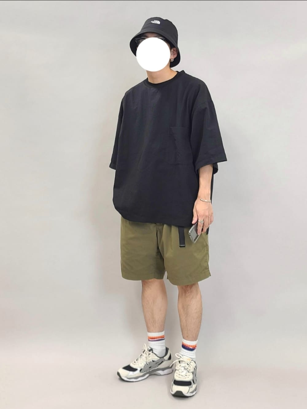 グリーン系のパンツ、ホワイト系のスニーカーを着用したメンズの秋コーディネートの1枚目の写真