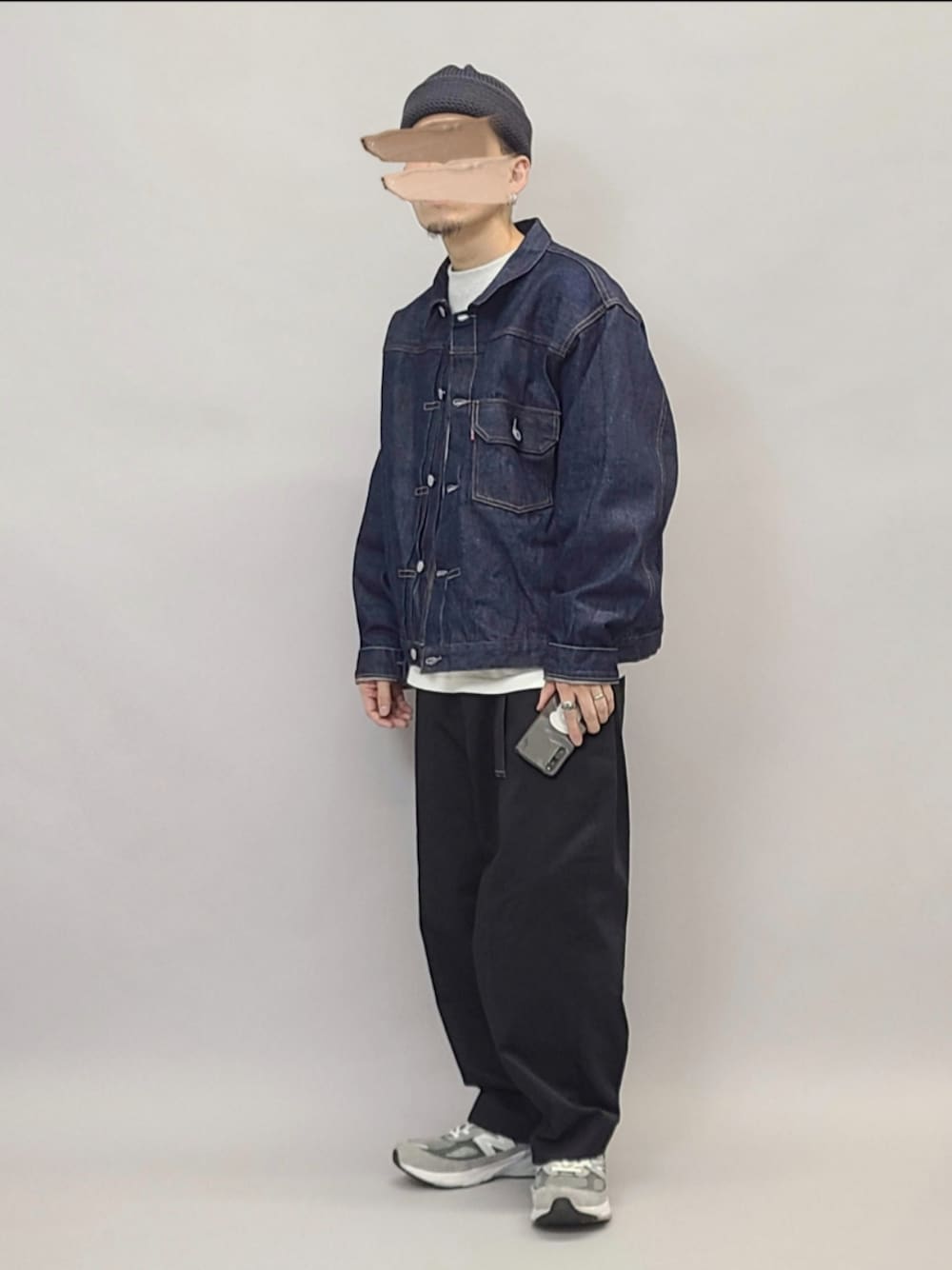 グレー系のスニーカー、ブラック系のベルト、グレー系のニットキャップ/ビーニーを着用したメンズの冬コーディネートの1枚目の写真