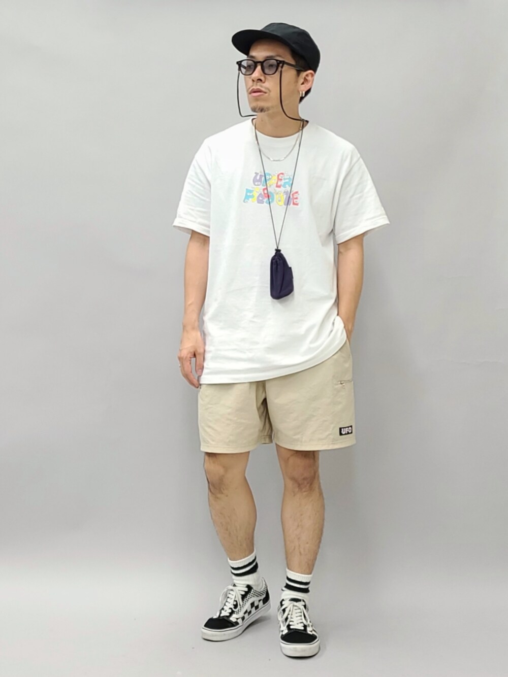 ホワイト系のTシャツ/カットソー、ベージュ系のパンツ、パープル系のショルダーバッグを着用したメンズの夏コーディネートの1枚目の写真