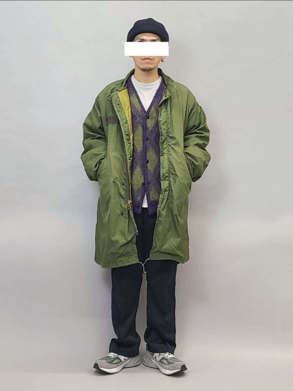 グレー系のTシャツ/カットソー、パープル系のカーディガン/ボレロ、グリーン系のモッズコートを着用したメンズの冬コーディネートの1枚目の写真