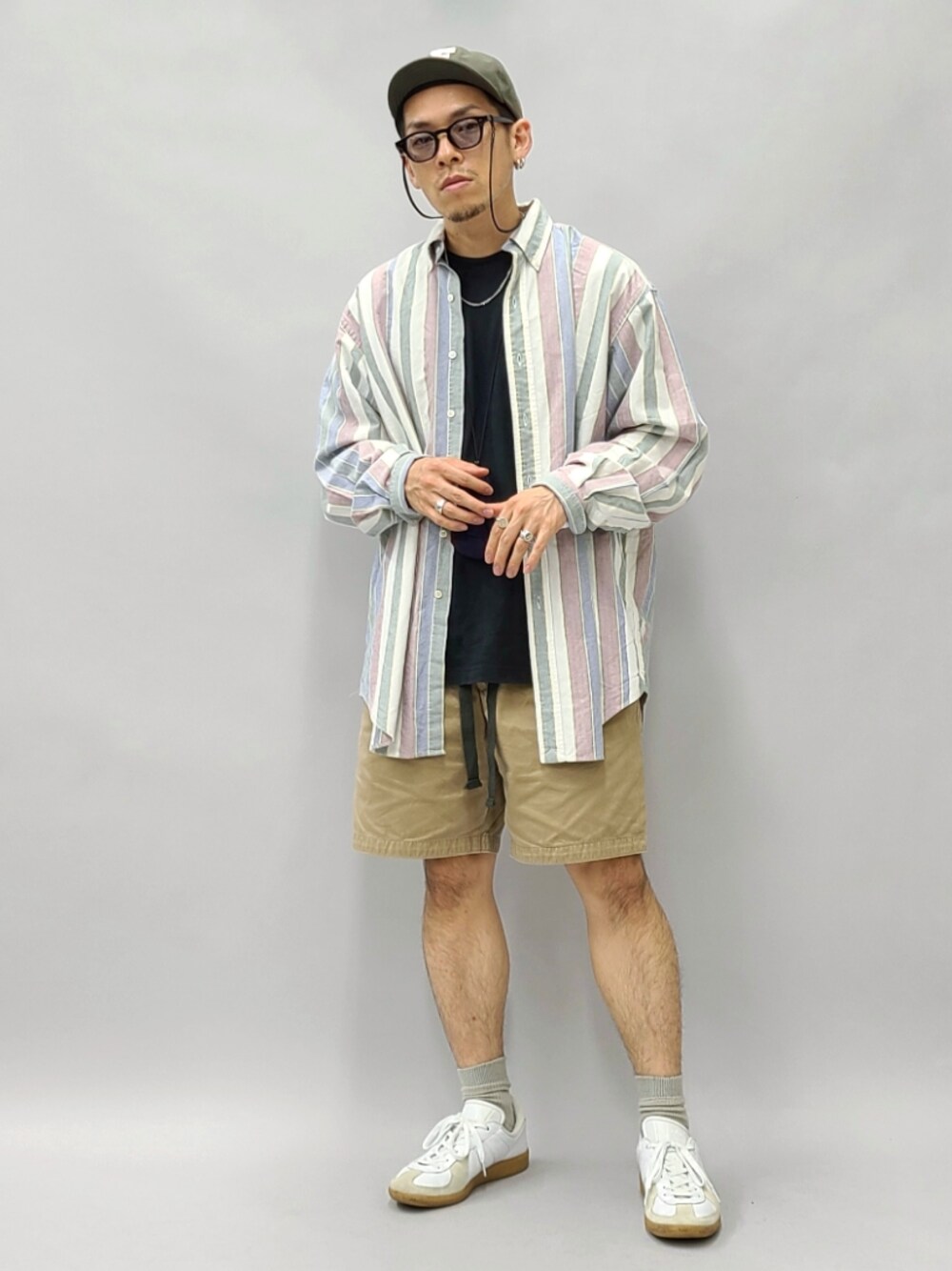 ブラック系のTシャツ/カットソー、ブラウン系のその他パンツ、ホワイト系のスニーカーを着用したメンズの秋コーディネートの1枚目の写真