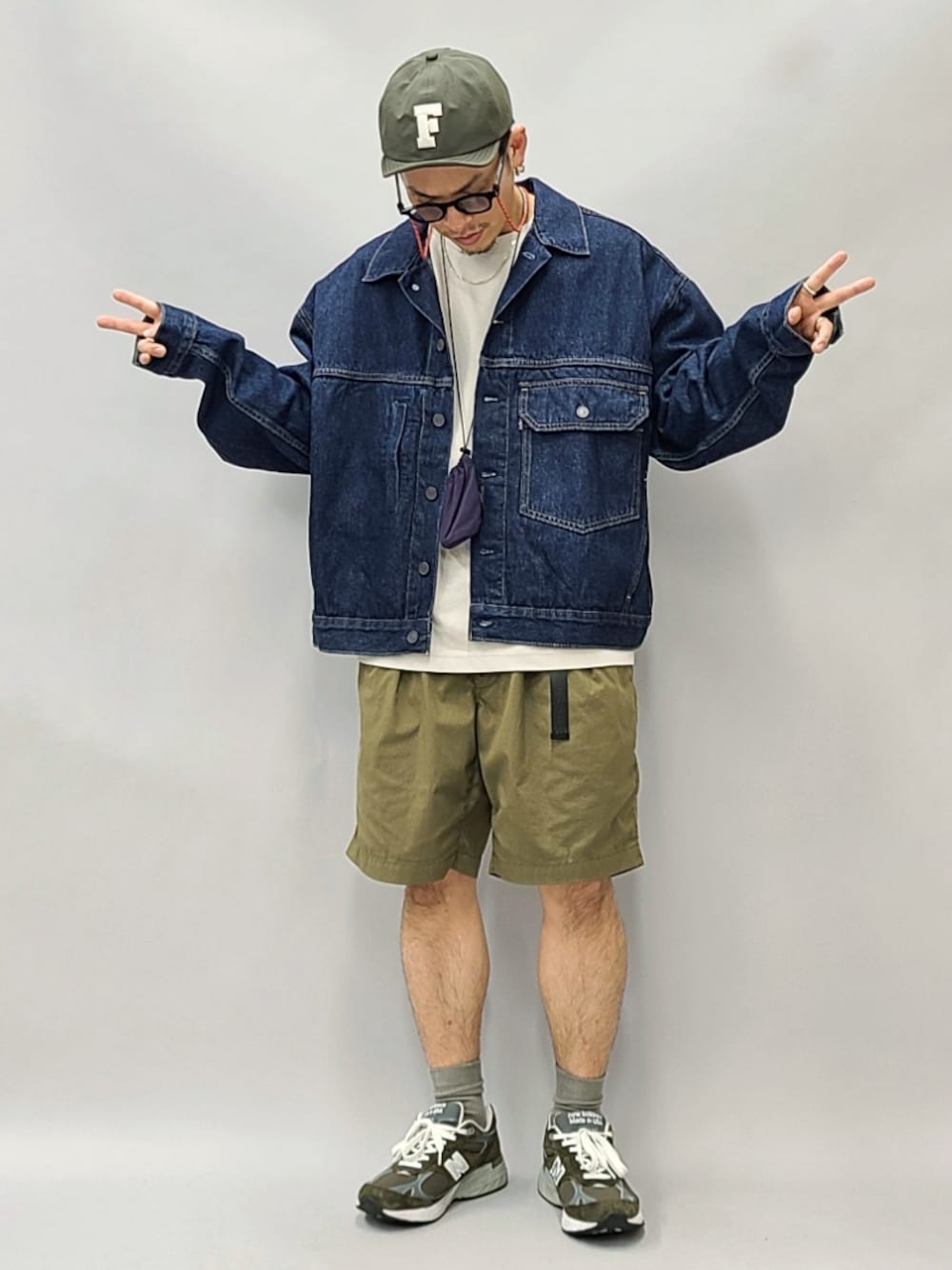 「ラブアンドピース2021、ゆるコーデ、秋コーデ、大人カジュアル、ストリート、デニムジャケット、秋のコーデ、Levi's、ビッグシルエット、ハーフパンツ、キャップ、ニューバランス、ニューバランス993、カーキ、ネックポーチ」｜「Levi'sのSTAY LOOSE TYPE 1 デニムジャケット SHOW ME YOUR SOUL（デニムジャケット、ブルー系）」を使った、YANCHAさん（メンズ・167cm）の秋コーディネートの1枚目の写真